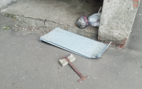 "С крыши летят кирпичи": ярославцы предупреждают об опасном дворе