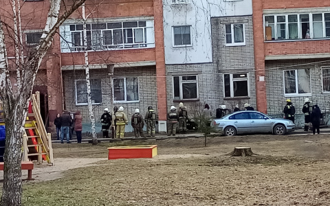 Десять спасателей окружили многоэтажку: что происходит в Брагино