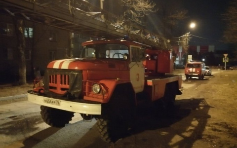 Эвакуировали семь человек: из-за сильного пожара на Перекопе пострадали люди. Подробности