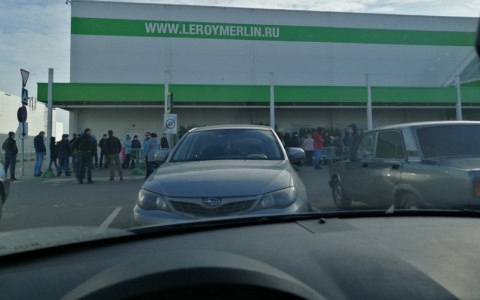 Толпа ярославцев выстроилась в очереди в Заволжском районе