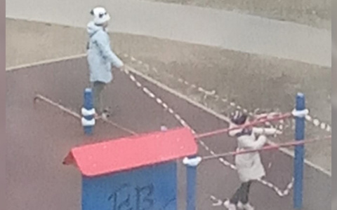 «Разрывают ленту и швыряют в мусорку»: ярославцы бунтуют из-за закрытия детских площадок