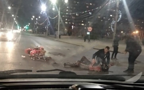 Пытались снять шлем: видео жесткой аварии с мотоциклистом под Ярославлем