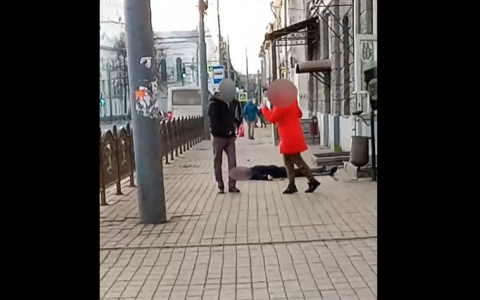 Бил в лицо девушку: видео драки в центре Ярославля попало в сеть. Кадры