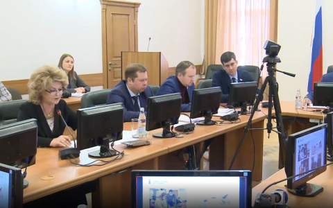 Без масок в одной комнате: мэрия Ярославля провела общегородское совещание