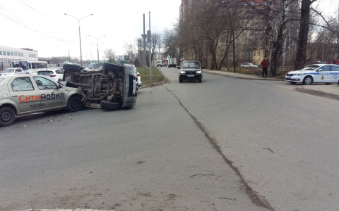 Авто перевернулось: четыре человека пострадали в ДТП с такси в Ярославле