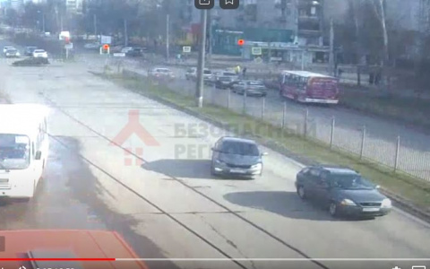 Легковушка протаранила маршрутку с пассажирами в Ярославле: видео аварии