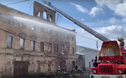 Остались только стены: сгорел театр в Ярославской области