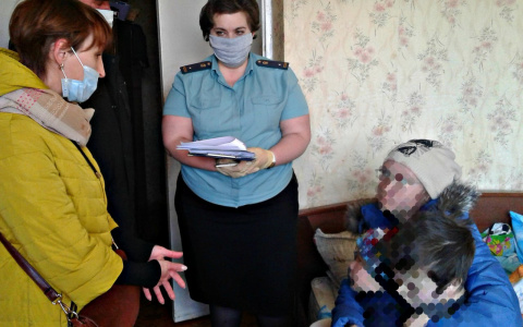 Обнимала сына дрожащей рукой: у нерадивой матери отобрали больных детей в Рыбинске