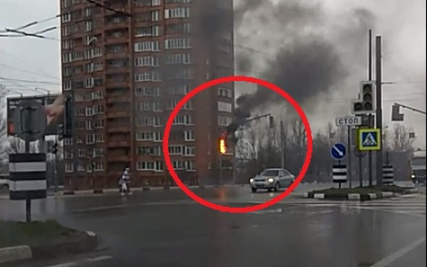 Искры огня летят на пешеходов: видео пожара на Московском проспекте