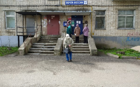 Народ столпился на улице: рыбинцы встали в очередь у Почты России