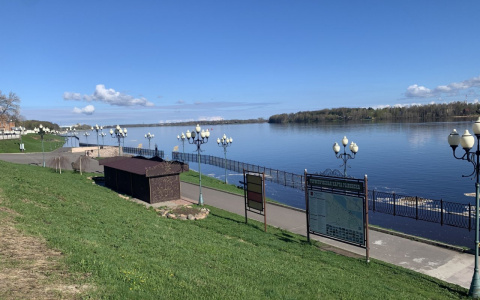 Набережную уже затопило: МЧС сообщило о повышении уровня Волги в Ярославской области