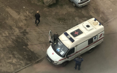 Бил ножом в брюхо: врачи спасают 25-летнюю жертву нападения под Ярославлем
