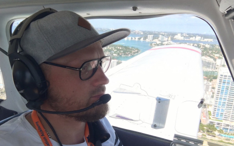 Застрявший во Флориде пилот из Ярославля написал в небе: "Мой руки"