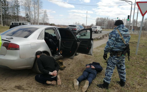 Уложили лицом в землю: пытавшихся скрыться мужчин задержали под Ярославлем