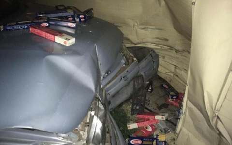 Авто завалило макаронами: ярославец протаранил гипермаркет в Брагино. Кадры