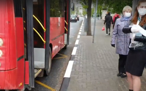 "Купила на свою зарплату": в Ярославле девушка на остановках раздавала маски