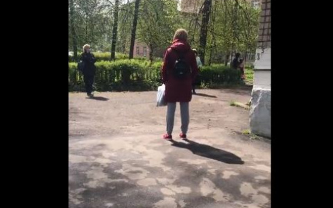 "С температурой и давлением - в один кабинет": об уличных очередях в пандемию сообщают ярославцы