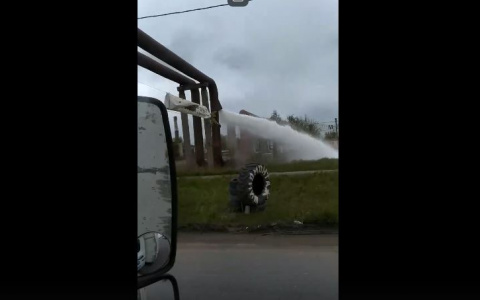 "Трубу разорвало": о ЧП в Брагино сообщили ярославцы. Видео