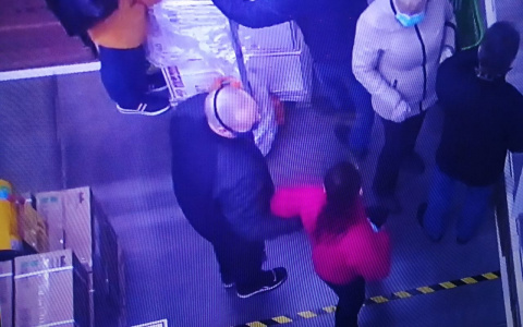 «Вцепился в горло из-за маски»: на жену известного тренера напали в магазине Ярославля