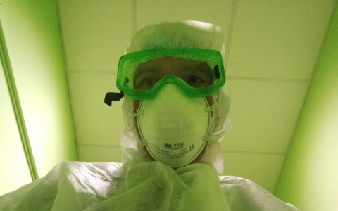 «Заболеть COVID-19 не боюсь»: тренер по плаванию рассказал, как ушел в санитары в Карабиху