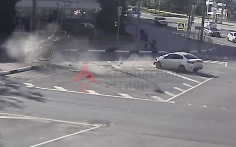 Пешеходы застыли в ужасе: в сети появилось видео аварии в центре Ярославля