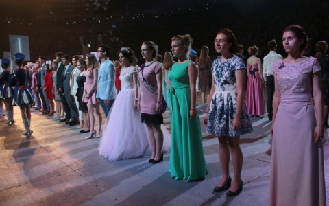 Надежда есть: в Минпросвещения о формате выпускных в школах России