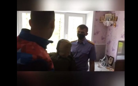 Вели в наручниках: подозреваемого в убийстве ярославца привезли на место кровавого избиения. Видео