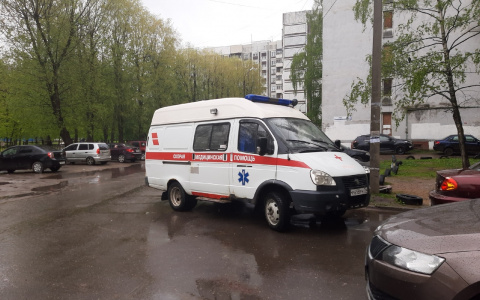 На машину, а после на асфальт: двое детей выпали из окон в Ярославской области