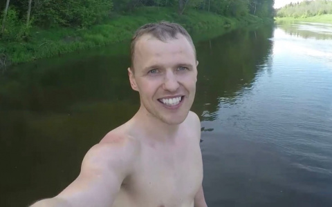 «Против давки в маршрутках»: ярославец рискует жизнью на самодельном плоту. Кадры