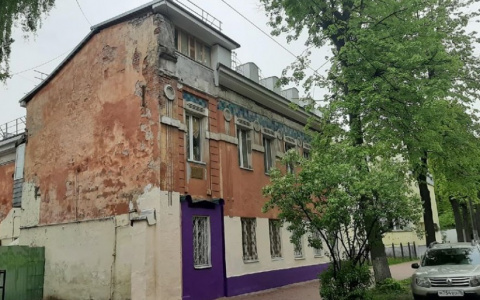 "Глаза чуть не вытекли": в Ярославле изуродовали фасад памятника культуры