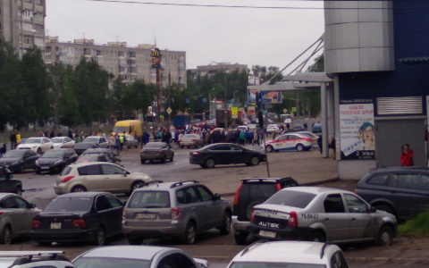 Толпы выгнали на улицу: что случилось в ТЦ Ярославля