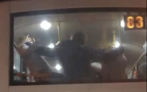 Повисла на поручне и пинала по лицу: видео драки из ярославской маршрутки