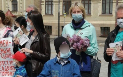 "Он с трудом встает": горожане вышли на площадь, чтобы помочь больному земляку под Ярославлем