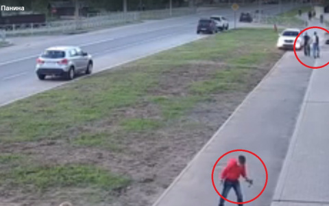 Метил прямо в толпу: кто сидел за рулем иномарки, вылетевшей на тротуар в Ярославле. Видео