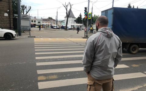 Взгляните на его прическу: кого срубает ковид, предположили американцы