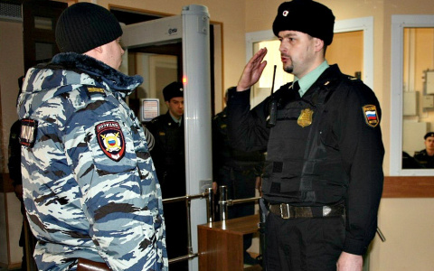 Рвался через охрану с травматом: ярославец устроил скандал в здании суда