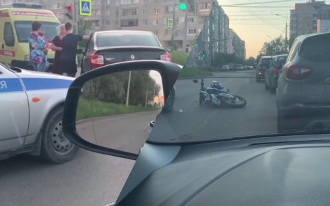 Толпа окружила реанимацию: видео ДТП с байкером в Ярославле