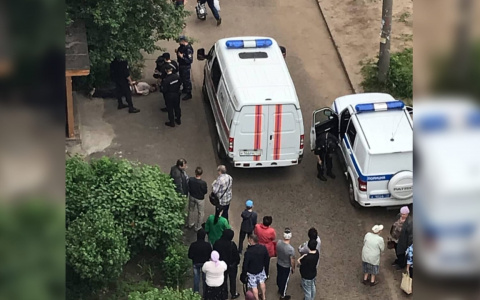 Заперся в квартире и вырвал газовый шланг: из-за буйного соседа спецслужбы окружили дом в Ярославле