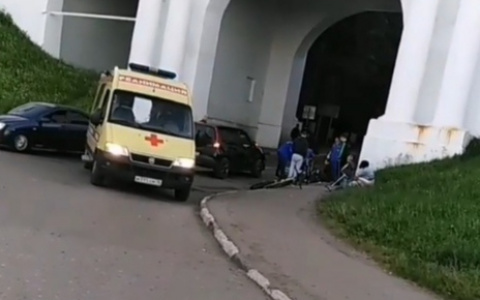 Врачи не отходили от него ни на минуту: в центре Ярославля сбили велосипедиста