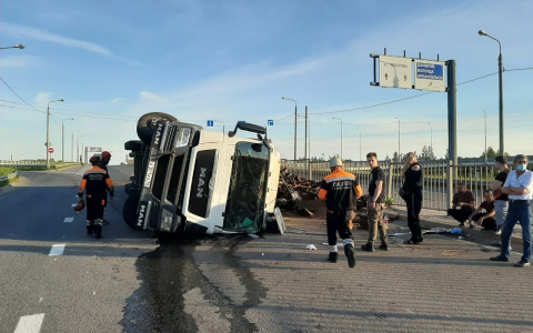Большегруз с железом опрокинулся на дороге: видео с места ЧП