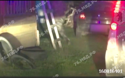 Полицейские устроили погоню со стрельбой на трассе под Ярославлем: видео