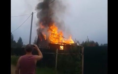Дом горел, а все снимали: видео страшного пожара под Ярославлем