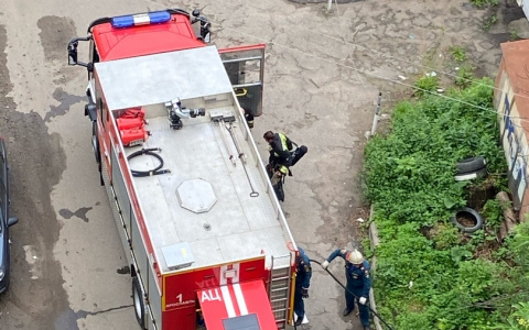 Спасатели кинули лестницу к окну: подробности пожара в многоэтажке Ярославля
