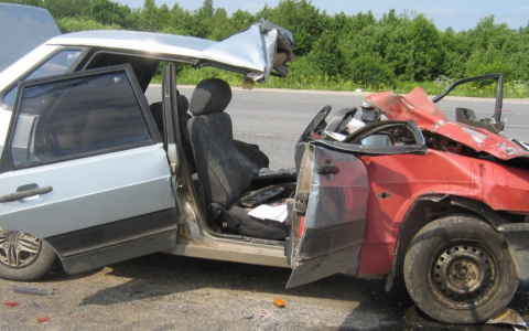 Медики склонились над трупом: два человека погибли в ДТП под Ярославлем