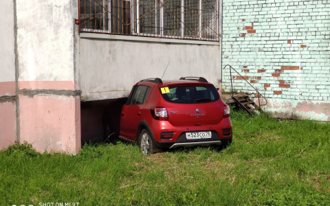 Автомобиль протаранил жилой дом в Рыбинске: видео ЧП