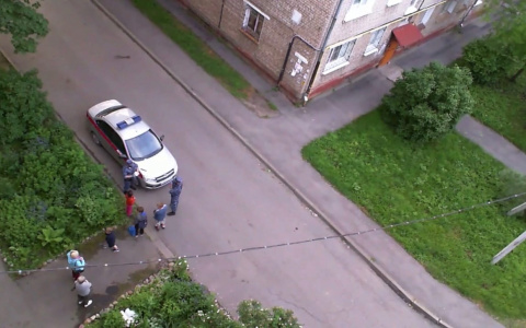 Толпа людей окружила полицию: маленьких детей обвинили в крупном грабеже под Ярославлем