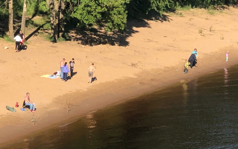 Толпы людей на пляжах: назвали новые цифры по коронавирусу в Ярославской области