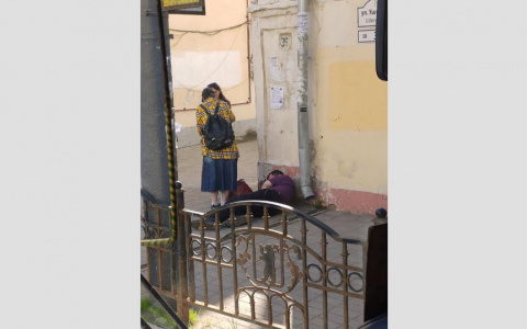 Обходили как чумного: в центре Ярославля сторонились мужчину, которому стало плохо