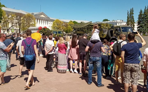 В толпу без маски: в Сети осудили зрителей парада в Ярославле