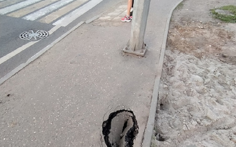 "Метеорит упал": портал в травмпункт образовался на дороге в Брагино